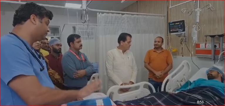 कैबिनेट मंत्री प्रेमचंद अग्रवाल ने अल्मोड़ा बस दुर्घटना में घायल लोगों का हालचाल जाना