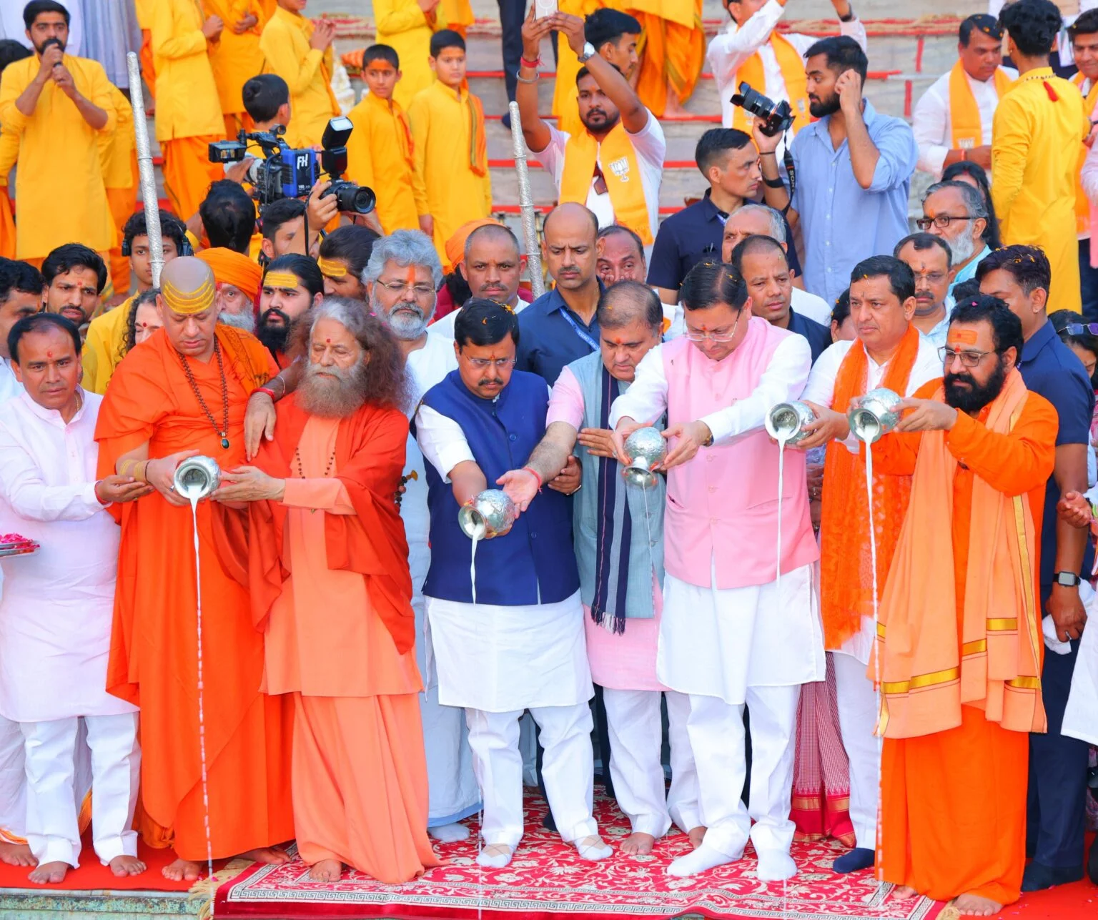 परमार्थ निकेतन में मुख्यमंत्री धामी और भाजपा अध्यक्ष नितिन नवीन ने की गंगा आरती, देश-प्रदेश की सुख-समृद्धि की कामना