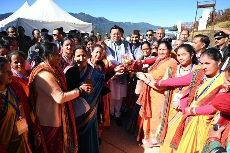 सीएम धामी का सख्त निर्देश: 1 नवंबर तक गड्ढामुक्त हों सड़कें, लापरवाही बर्दाश्त नहीं